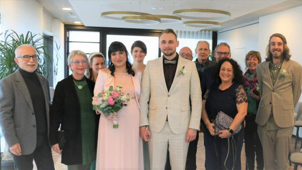 Glücklich und überwältigt: Im Kreise ihrer Liebsten haben sich Max und Tatjana Zimmermann im neuen Trauraum des Rathauses das Ja-Wort gegeben | Bildquelle: Stadtverwaltung Weil am Rhein / Bähr
Glücklich und überwältigt: Im Kreise ihrer Liebsten haben sich Max und Tatjana Zimmermann im neuen Trauraum des Rathauses das Ja-Wort gegeben | Bildquelle: Stadtverwaltung Weil am Rhein / Bähr