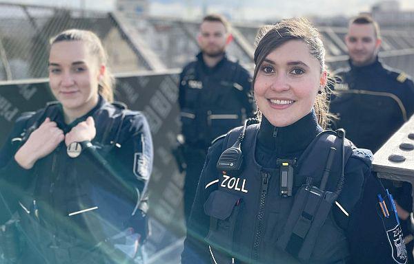 Weltzolltag (26. Januar): Zoll fördert nächste Generation - Demographischer Wandel und Generationenwechsel stehen ganz weit oben auf Agenda.
Foto: Hauptzollamt Lörrach Weltzolltag (26. Januar): Zoll fördert nächste Generation - Demographischer Wandel und Generationenwechsel stehen ganz weit oben auf Agenda.
Foto: Hauptzollamt Lörrach