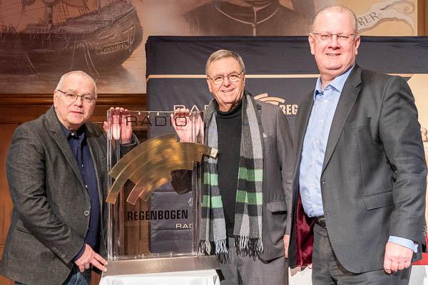 Erste Preisträger des Radio Regenbogen-Awards bekannt gegeben.
Von links: Andreas Ksionsek (Eventleiter von RADIO REGENBOGEN und Showregisseur), Roland Mack (Europa-Park-Inhaber) und Kai Fischer (Radio Regenbogen-Chef).

REGIOTRENDS-Foto: Jens Glade