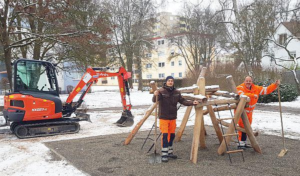 Neue Spielgeräte auf dem Spielplatz Mühlweg in Schwenningen.
Andreas Dutty (links) und Andreas Keller von den Technischen Diensten VS liefern das neue Fallschutzmaterial für den Spielplatz Mühlweg in Schwenningen.

Foto: Stadt Villingen-Schwenningen