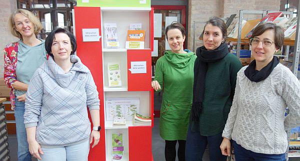 Ab sofort: Klimaschutz Infopoint in der Mediathek Denzlingen.
Von links: Katja Holstein-Gußmann (Leiterin Mediathek), Manuela Wucherer (Klimaschutzbeirat), Lena Hartmann-Kist (Klimaschutzkoordinatorin Gemeinde Denzlingen), Pia Scholz (Klimaschutzbeirat) und Juliana Rossin Grötsch (Mediathek).
Foto: Gemeinde Denzingen Ab sofort: Klimaschutz Infopoint in der Mediathek Denzlingen.
Von links: Katja Holstein-Gußmann (Leiterin Mediathek), Manuela Wucherer (Klimaschutzbeirat), Lena Hartmann-Kist (Klimaschutzkoordinatorin Gemeinde Denzlingen), Pia Scholz (Klimaschutzbeirat) und Juliana Rossin Grötsch (Mediathek).
Foto: Gemeinde Denzingen