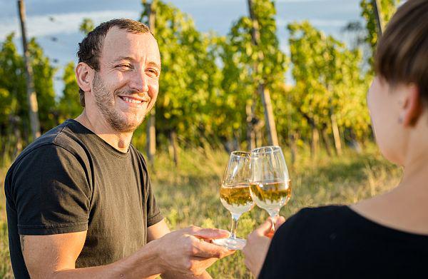 Weinhotels im Naturgarten Kaiserstuhl ausgezeichnet.
Weingenuss im Sonnenuntergang.
Foto: Naturgarten Kaiserstuhl GmbH - Schröder-Esch Weinhotels im Naturgarten Kaiserstuhl ausgezeichnet.
Weingenuss im Sonnenuntergang.
Foto: Naturgarten Kaiserstuhl GmbH - Schröder-Esch