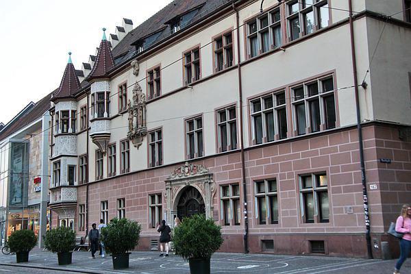 Sicherheit in der Landeserstaufnahmeeinrichtung erhöhen - Regierungspräsidium (Bild), Polizei und Staatsanwaltschaft vereinbarten engere Zusammenarbeit in Freiburg.

Foto: RT-Archivbild 