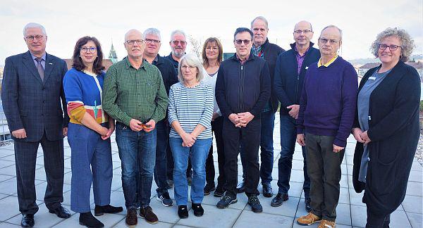 Kleine Feierstunde für Dienstjubilare und künftige „Ruheständler“ in Weil am Rhein abgehalten.
Oberbürgermeister Wolfgang Dietz (links) und Personalratsvorsitzende Christine Krauth (rechts) ehren eine Vielzahl von Jubilaren und „Ruheständlern“ (von links): Olga Anselm, Stephan Schmieder, Stefan Best, Hubert Strohmeier, Claudia Bauer, Andrea Müller, Siegfried Senft, Roland Schmidt, Hanspeter Kaiser und Thomas Bürgin.
Foto: Stadtverwaltung Weil am Rhein - Steinebrunner Kleine Feierstunde für Dienstjubilare und künftige „Ruheständler“ in Weil am Rhein abgehalten.
Oberbürgermeister Wolfgang Dietz (links) und Personalratsvorsitzende Christine Krauth (rechts) ehren eine Vielzahl von Jubilaren und „Ruheständlern“ (von links): Olga Anselm, Stephan Schmieder, Stefan Best, Hubert Strohmeier, Claudia Bauer, Andrea Müller, Siegfried Senft, Roland Schmidt, Hanspeter Kaiser und Thomas Bürgin.
Foto: Stadtverwaltung Weil am Rhein - Steinebrunner