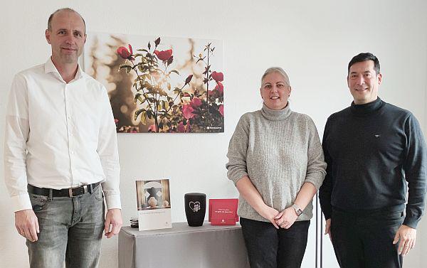 ROSENGARTEN-Tierbestattung in Denzlingen bietet einfühlsamen Service für Tierbesitzer.
Von links: Thorsten Hermes (Abteilungsleiter Filialmanagement), Sandra Gall (Gebietsleiterin Baden-Württemberg) und Bürgermeister Markus Hollemann.
Foto: Gemeinde Denzlingen ROSENGARTEN-Tierbestattung in Denzlingen bietet einfühlsamen Service für Tierbesitzer.
Von links: Thorsten Hermes (Abteilungsleiter Filialmanagement), Sandra Gall (Gebietsleiterin Baden-Württemberg) und Bürgermeister Markus Hollemann.
Foto: Gemeinde Denzlingen