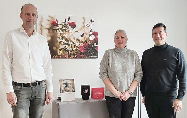 ROSENGARTEN-Tierbestattung in Denzlingen bietet einfühlsamen Service für Tierbesitzer.
Von links: Thorsten Hermes (Abteilungsleiter Filialmanagement), Sandra Gall (Gebietsleiterin Baden-Württemberg) und Bürgermeister Markus Hollemann.

Foto: Gemeinde Denzlingen 