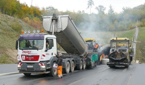 Neues Forschungsprojekt zur Künstlichen Intelligenz für nachhaltigen Straßenbau gestartet - Bauwirtschaft Baden-Württemberg ist an Projekt beteiligt.
Foto: Bauwirtschaft Baden-Württemberg Neues Forschungsprojekt zur Künstlichen Intelligenz für nachhaltigen Straßenbau gestartet - Bauwirtschaft Baden-Württemberg ist an Projekt beteiligt.
Foto: Bauwirtschaft Baden-Württemberg