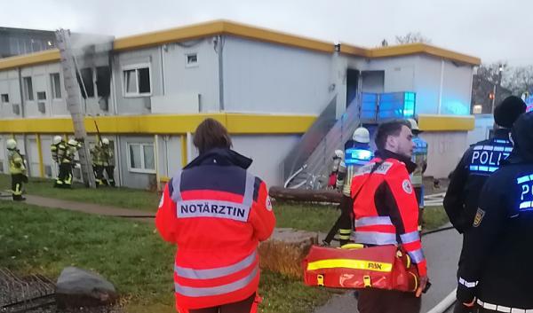 Brand in Gemeinschaftsunterkunft Freiburg
Bild: Matthias Reinbold/DRK-Kreisverband Freiburg Brand in Gemeinschaftsunterkunft Freiburg
Bild: Matthias Reinbold/DRK-Kreisverband Freiburg