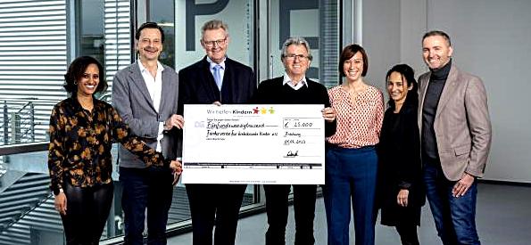 Von links nach rechts: Yordanos Müller (Vorstandsmitglied Wir helfen Kindern e.V.), Andreas Ege (Geschäftsführender Gesellschafter Alexander Bürkle), Ulrich von Kirchbach (Erster Bürgermeister Freiburg), Werner Kimmig (Vorstandsmitglied Förderverein für krebskranke Kinder e.V. Freiburg), Daniela Wack (Leiterin Geschäftsstelle Wir helfen Kindern e.V.), Yvonne Kromer (Vorstandsmitglied Wir helfen Kindern e.V.), Frank Schweizer (Vorstandsmitglied Wir helfen Kindern e.V.); Foto: Alexander Bürkle Von links nach rechts: Yordanos Müller (Vorstandsmitglied Wir helfen Kindern e.V.), Andreas Ege (Geschäftsführender Gesellschafter Alexander Bürkle), Ulrich von Kirchbach (Erster Bürgermeister Freiburg), Werner Kimmig (Vorstandsmitglied Förderverein für krebskranke Kinder e.V. Freiburg), Daniela Wack (Leiterin Geschäftsstelle Wir helfen Kindern e.V.), Yvonne Kromer (Vorstandsmitglied Wir helfen Kindern e.V.), Frank Schweizer (Vorstandsmitglied Wir helfen Kindern e.V.); Foto: Alexander Bürkle