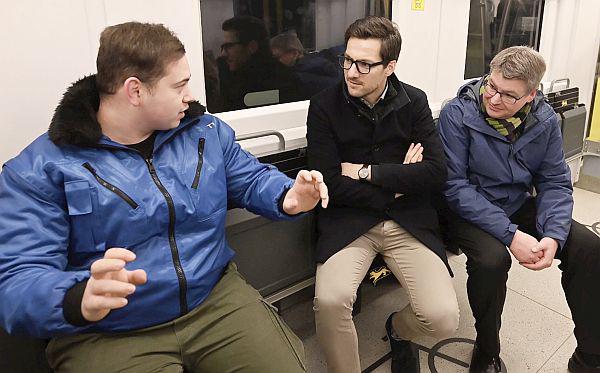 Testfahrt mit der Breisgau-S-Bahn unternommen - Verbandsvorsitzender Martin Horn (Oberbürgermeister Freiburg, Mitte) im Schüler- und Berufsverkehr unterwegs zwischen Eichstetten, Gottenheim und Freiburg.
Foto: Stadt Freiburg - Patrick Seeger Testfahrt mit der Breisgau-S-Bahn unternommen - Verbandsvorsitzender Martin Horn (Oberbürgermeister Freiburg, Mitte) im Schüler- und Berufsverkehr unterwegs zwischen Eichstetten, Gottenheim und Freiburg.
Foto: Stadt Freiburg - Patrick Seeger