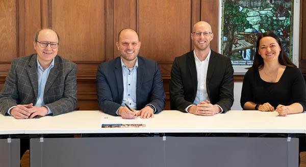 Lokales Bündnis Innenstadt in Waldkirch gegründet.
Von links: Bernd Wintermantel (Zweiter Vorstand Werbegemeinschaft Waldkirch), Oberbürgermeister Roman Götzmann, Alwin Wagner (Hauptgeschäftsführer der IHK Südlicher Oberrhein) und Wirtschaftsförderin Melanie Gehl-Moser.
REGIOTRENDS-Foto: Jens Glade Lokales Bündnis Innenstadt in Waldkirch gegründet.
Von links: Bernd Wintermantel (Zweiter Vorstand Werbegemeinschaft Waldkirch), Oberbürgermeister Roman Götzmann, Alwin Wagner (Hauptgeschäftsführer der IHK Südlicher Oberrhein) und Wirtschaftsförderin Melanie Gehl-Moser.
REGIOTRENDS-Foto: Jens Glade