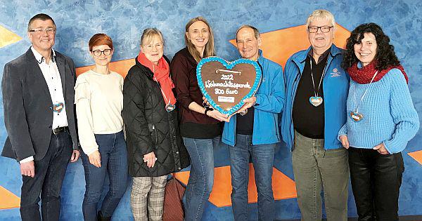 Badenova-Weihnachtsspende im Regionalcenter Offenburg überreicht.
Von links: Heinrich Stöhr (Sozialverband VdK Kreisverband Offenburg), Melanie Kasper (badenova), Monika Huber (Achern Miteinander), Ingrid Schatz (Tafel Lahr), Wolfhart von Zabiensky und Roland Benetz (Tafel Offenburg) sowie Gabriele Rauch (Gemeinsam Europa).

Foto: badenova

 