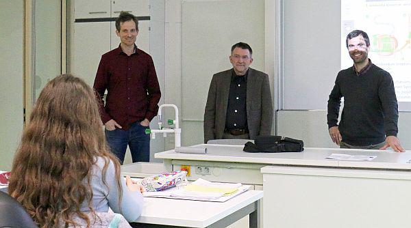 Neue Räume für Naturwissenschaften am Hans-Furler-Gymnasium in Oberkirch.
Von links: Florian Groß und Direktor Peter Bechtold erkundigten sich bei Thorsten Beiser, wie ihm und seinen Schülern der Einstand in die neuen Fachräume gelang.

Foto: Stadt Oberkirch - Ulrich Reich