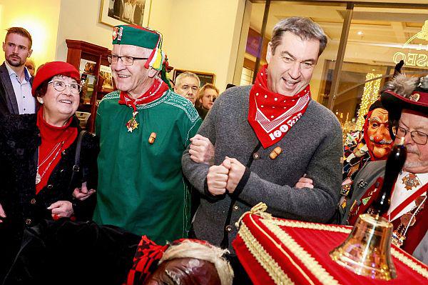 16. Goldene Narrenschelle ging an Ministerpräsident Markus Söder.
Winfried Kretschmann mit seiner Frau Gerlinde und Markus Söder bei der Verleihung der Goldenen Narrenschelle im Europa-Park.
Foto: Europa-Park - Bayerische Staatskanzlei 16. Goldene Narrenschelle ging an Ministerpräsident Markus Söder.
Winfried Kretschmann mit seiner Frau Gerlinde und Markus Söder bei der Verleihung der Goldenen Narrenschelle im Europa-Park.
Foto: Europa-Park - Bayerische Staatskanzlei