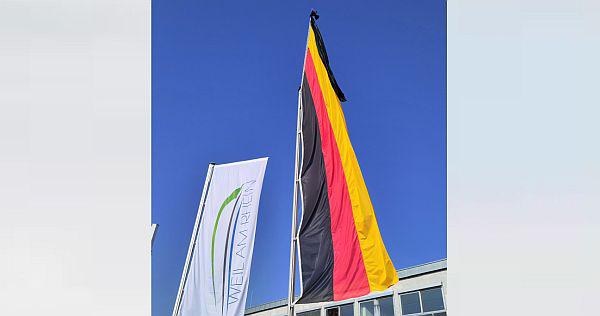 Trauerbeflaggung auf dem Rathausplatz in Weil am Rhein.
Die deutsche Flagge auf dem Rathausplatz in Weil am Rhein ist mit einem Trauerflor versehen.
Foto: Stadtverwaltung Weil am Rhein - Bähr Trauerbeflaggung auf dem Rathausplatz in Weil am Rhein.
Die deutsche Flagge auf dem Rathausplatz in Weil am Rhein ist mit einem Trauerflor versehen.
Foto: Stadtverwaltung Weil am Rhein - Bähr