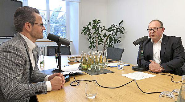 Rainer Huber (Sprecher des Vorstands der Edeka Südwest) zum Thema "Lebensmittel und Zahlen" - Neue Podcast-Episode mit Oberbürgermeister Marco Steffens aus Offenburg.
Foto: Stadt Offenburg - Würth
Rainer Huber (Sprecher des Vorstands der Edeka Südwest) zum Thema "Lebensmittel und Zahlen" - Neue Podcast-Episode mit Oberbürgermeister Marco Steffens aus Offenburg.
Foto: Stadt Offenburg - Würth