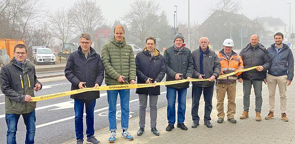 Ortenaukreis und Achern gaben modernisierte Hochhaus-Kreuzung, sanierte Fahrbahn und Radschutzstreifen für Verkehr frei.
Freuten sich nach den umfassenden Bauarbeiten über die Freigabe (von links): Michael Wechinger (verantwortlicher Projektleiter beim Straßenbauamt), Landtagsabgeordneter Bernd Mettenleiter, Benedikt Edeler (Regierungspräsidium Freiburg, Oberbürgermeister Klaus Muttach, Straßenbauamtsleiter Roland Gäßler, Kreisrat Edgar Gleiß, Martin Riele (Firma Vogel-Bau) sowie Michael Kaiser und Nicolas Horn von RS Ingenieure.
Foto: Landratsamt Ortenaukreis Ortenaukreis und Achern gaben modernisierte Hochhaus-Kreuzung, sanierte Fahrbahn und Radschutzstreifen für Verkehr frei.
Freuten sich nach den umfassenden Bauarbeiten über die Freigabe (von links): Michael Wechinger (verantwortlicher Projektleiter beim Straßenbauamt), Landtagsabgeordneter Bernd Mettenleiter, Benedikt Edeler (Regierungspräsidium Freiburg, Oberbürgermeister Klaus Muttach, Straßenbauamtsleiter Roland Gäßler, Kreisrat Edgar Gleiß, Martin Riele (Firma Vogel-Bau) sowie Michael Kaiser und Nicolas Horn von RS Ingenieure.
Foto: Landratsamt Ortenaukreis