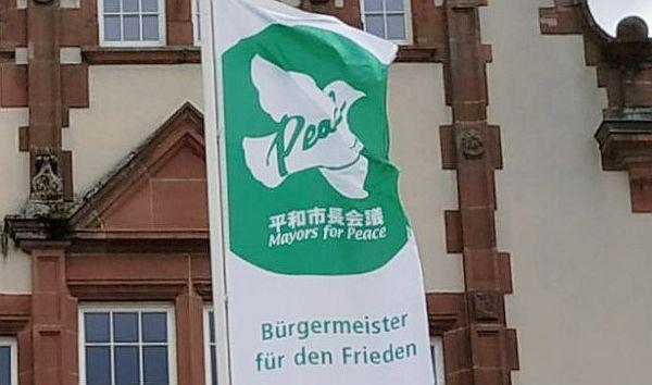 Gemeinde Denzlingen: Wir wollen Frieden!
Die „Mayors for Peace“-Flagge weht ab dem 24. Februar wieder vor Denzlingens Altem Rathaus.

Foto: Gemeinde Denzlingen 