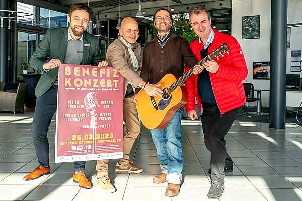 Benefizkonzert im Autohaus Schmolck in Emmendingen zu Gunsten der Erdbebenopfer in der Türkei und Syrien.
Von links: Marketingchef Michael Gleichauf, Werner Englert, Atze Gökdemir und Geschäftsführer Bernhard Schmolck.

Foto: Jens Glade/Internetzeitung REGIOTRENDS