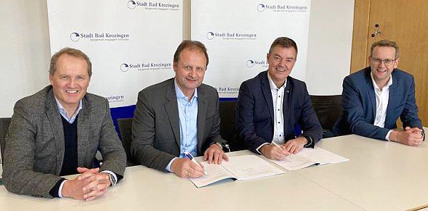 Gaskonzessionsvertrag in Bad Krozingen unterzeichnet.
Von links: Leiter des Kommunalmanagements Jochen Debus (badenovaNETZE), badenovaNETZE-Geschäftsführer Reinhold Lohr, Bad Krozingens Bürgermeister Volker Kieber und badenova-Vorstand Heinz-Werner Hölscher.
Foto: Badenova Gaskonzessionsvertrag in Bad Krozingen unterzeichnet.
Von links: Leiter des Kommunalmanagements Jochen Debus (badenovaNETZE), badenovaNETZE-Geschäftsführer Reinhold Lohr, Bad Krozingens Bürgermeister Volker Kieber und badenova-Vorstand Heinz-Werner Hölscher.
Foto: Badenova