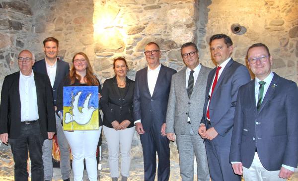Ministerbesuch im Bürgertreff „Sonnenkeller“ in Gutach-Bleibach - Minister Peter Hauk: "Gutach ist Südbadens Hauptstadt im Holzbau!"
Von links: Landtagsabgeordneter Alexander Schoch, Bundestagsabgeordneter Yannick Bury, Franzi Stövhase (Vorsitzende des Vereins Bürgertreff Sonnenkeller), Andrea Wehrle, Architekt Klaus Wehrle (Bauherr), Landesminister Peter Hauk, Bundestagsabgeordneter Johannes Fechner, Bürgermeister Sebastian Rötzer
Foto: Reinhard Laniot / Internetzeitung REGIOTRENDS Ministerbesuch im Bürgertreff „Sonnenkeller“ in Gutach-Bleibach - Minister Peter Hauk: "Gutach ist Südbadens Hauptstadt im Holzbau!"
Von links: Landtagsabgeordneter Alexander Schoch, Bundestagsabgeordneter Yannick Bury, Franzi Stövhase (Vorsitzende des Vereins Bürgertreff Sonnenkeller), Andrea Wehrle, Architekt Klaus Wehrle (Bauherr), Landesminister Peter Hauk, Bundestagsabgeordneter Johannes Fechner, Bürgermeister Sebastian Rötzer
Foto: Reinhard Laniot / Internetzeitung REGIOTRENDS