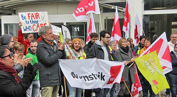 Rund 200 Personen beim Warnstreik in Emmendingen

Bild: FSRM