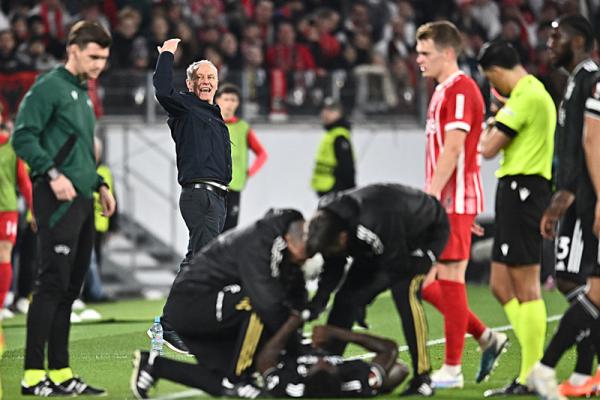 SC Freiburg unterliegt Juventus Turin 0:2 (0:1)
Verständliche Streich-Reaktion! Juve-Spieler wird auf dem Feld behandelt, nachdem er zuvor außerhalb lag! Die Summe der nicht regelkonformen Entscheidungen beeinträchtigte den SC-Spielverlauf.
Bild: Stephan Eckenfels SC Freiburg unterliegt Juventus Turin 0:2 (0:1)
Verständliche Streich-Reaktion! Juve-Spieler wird auf dem Feld behandelt, nachdem er zuvor außerhalb lag! Die Summe der nicht regelkonformen Entscheidungen beeinträchtigte den SC-Spielverlauf.
Bild: Stephan Eckenfels
