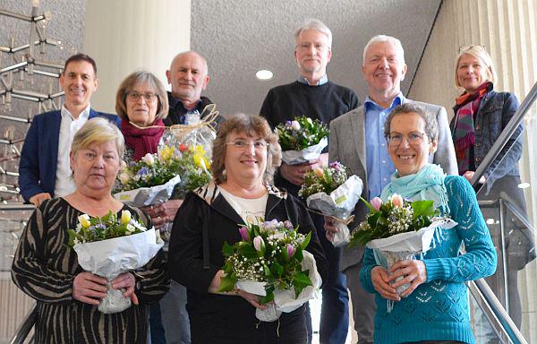Ehrungen und Verabschiedungen bei der Stadtverwaltung Lörrach.
Vordere Reihe (von links): Käthe Islami, Petra Brandes und Ruth Kersting.
Hintere Reihe (von links): Oberbürgermeister Jörg Lutz, Gabriele Büchelin, Martin Freidl, Stefan Gierden, Sigmar Giese und Personalratsvorsitzende Claudia Sambale-Lebus.
Foto: Stadt Lörrach - Kornelia Schiller Ehrungen und Verabschiedungen bei der Stadtverwaltung Lörrach.
Vordere Reihe (von links): Käthe Islami, Petra Brandes und Ruth Kersting.
Hintere Reihe (von links): Oberbürgermeister Jörg Lutz, Gabriele Büchelin, Martin Freidl, Stefan Gierden, Sigmar Giese und Personalratsvorsitzende Claudia Sambale-Lebus.
Foto: Stadt Lörrach - Kornelia Schiller