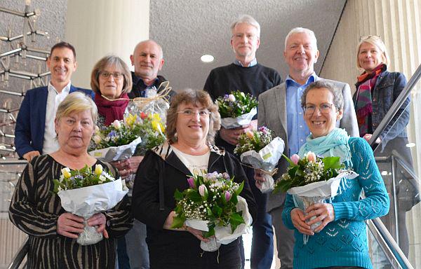 Ehrungen und Verabschiedungen bei der Stadtverwaltung Lörrach.
Vordere Reihe (von links): Käthe Islami, Petra Brandes und Ruth Kersting.
Hintere Reihe (von links): Oberbürgermeister Jörg Lutz, Gabriele Büchelin, Martin Freidl, Stefan Gierden, Sigmar Giese und Personalratsvorsitzende Claudia Sambale-Lebus.

Foto: Stadt Lörrach - Kornelia Schiller