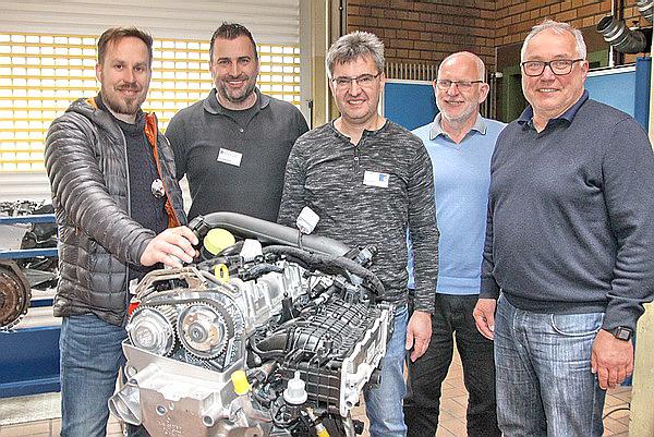 Information rund um die Ausbildung zum Beruf Kfz-Mechatroniker - GHSE-Aktion "Kfz-Tag" in Emmendingen bot Einblicke in die facettenreiche Ausblldung
GHSE-Team. Von links: Andreas Kleih, Nico Schubarth, Alfred Gerber, Michael Fuß, Thomas Kruse (Schulleiter)
Foto: Reinhard Laniot / REGIOTRENDS lokal: "EM-extra" - Die Emmendinger Zeitung Information rund um die Ausbildung zum Beruf Kfz-Mechatroniker - GHSE-Aktion "Kfz-Tag" in Emmendingen bot Einblicke in die facettenreiche Ausblldung
GHSE-Team. Von links: Andreas Kleih, Nico Schubarth, Alfred Gerber, Michael Fuß, Thomas Kruse (Schulleiter)
Foto: Reinhard Laniot / REGIOTRENDS lokal: "EM-extra" - Die Emmendinger Zeitung