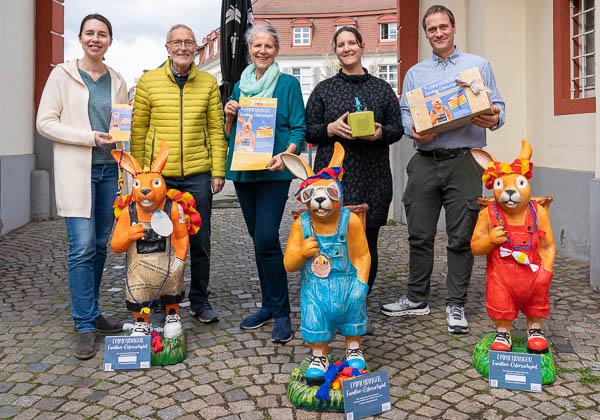 Familien-Ostersuchspiel des Gewerbevereins Emmendingen - Die Organisatoren des Ostersuchspiels: Ideengeberin Constanze Römmler, Karl-Friedrich Jundt-Schöttle, Petra Rombach, Sarah Rombach, Marcel Jundt.
Foto: Jens Glade / REGIOTRENDS-Lokalteam "EM-extra" Familien-Ostersuchspiel des Gewerbevereins Emmendingen - Die Organisatoren des Ostersuchspiels: Ideengeberin Constanze Römmler, Karl-Friedrich Jundt-Schöttle, Petra Rombach, Sarah Rombach, Marcel Jundt.
Foto: Jens Glade / REGIOTRENDS-Lokalteam "EM-extra"