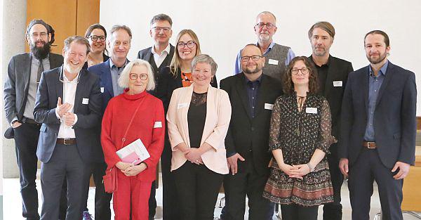 Ortenaukreis ist Modellregion bei „Gesund und digital im Ländlichen Raum“.
Über den gelungenen Start des Modellprojekts „Gesund und digital im Ländlichen Raum“ im Ortenaukreis freute sich Sozialdezernent Heiko Faller (rechts) mit den Projektverantwortlichen aus dem Landratsamt sowie den Vertretern der Landesanstalt für Kommunikation Baden-Württemberg (LFK) und weiteren Beteiligten.
Foto: Landratsamt Ortenaukreis Ortenaukreis ist Modellregion bei „Gesund und digital im Ländlichen Raum“.
Über den gelungenen Start des Modellprojekts „Gesund und digital im Ländlichen Raum“ im Ortenaukreis freute sich Sozialdezernent Heiko Faller (rechts) mit den Projektverantwortlichen aus dem Landratsamt sowie den Vertretern der Landesanstalt für Kommunikation Baden-Württemberg (LFK) und weiteren Beteiligten.
Foto: Landratsamt Ortenaukreis
