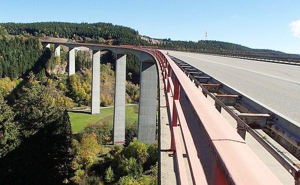 Fahrspur auf Gutachtalbrücke bei Titisee-Neustadt (Bild) gesperrt.
Foto: Regierungspräsidium Freiburg Fahrspur auf Gutachtalbrücke bei Titisee-Neustadt (Bild) gesperrt.
Foto: Regierungspräsidium Freiburg