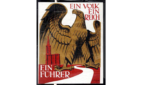 28. März: "Wem gehört der Rhein?" - Sonderführung im Rahmen der Internationalen Wochen gegen Rassismus im Dreiländermuseum Lörrach.
Mit diesem Plakat, das Straßburg zeigt, propagierte das NS-Regime 1944 die Annexion des Elsass. "Ein Volk" bedeutete für sie: deutschsprachigen Elsässer gehören dazu, nicht aber die dort lebenden Juden (Sammlung DLM Pl 1743).

Foto: Dreiländermuseum - Axel Hupfer
