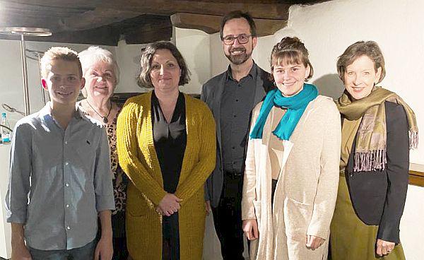 Austausch zum Thema Mundart in Hausen im Wiesental.
Marion Dammann (erste Vorsitzende des Naturparks Südschwarzwald) und die Teilnehmenden der Podiumsdiskussion.
Foto: Naturpark Südschwarzwald Austausch zum Thema Mundart in Hausen im Wiesental.
Marion Dammann (erste Vorsitzende des Naturparks Südschwarzwald) und die Teilnehmenden der Podiumsdiskussion.
Foto: Naturpark Südschwarzwald