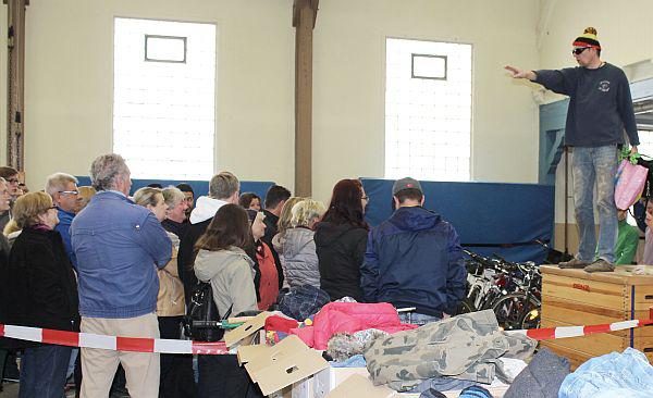 Ab 27. April: Bürgeramt Villingen-Schwenningen versteigert Fundsachen online.
Bevor die Fundsachen in der Bürkturnhalle (Archivbild) unter den Hammer kommen, gibt es für elektronische Geräte noch eine Online-Auktion.
Foto: Stadt Villingen-Schwenningen - Sascha Borck Ab 27. April: Bürgeramt Villingen-Schwenningen versteigert Fundsachen online.
Bevor die Fundsachen in der Bürkturnhalle (Archivbild) unter den Hammer kommen, gibt es für elektronische Geräte noch eine Online-Auktion.
Foto: Stadt Villingen-Schwenningen - Sascha Borck