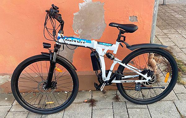 Polizei schnappte Fahrraddiebe in Schwenningen - Eigentümer von blau-weißem E-Bike gesucht.
Foto: Polizei Polizei schnappte Fahrraddiebe in Schwenningen - Eigentümer von blau-weißem E-Bike gesucht.
Foto: Polizei