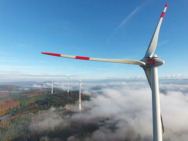 Windparks Kambacher Eck und Hohenlochen: Grüne Energie aus dem Schwarzwald.
Windpark Kambacher Eck (Bild).

Foto: badenova