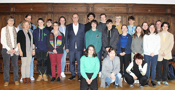 Französische Schüler zu Gast in Villingen-Schwenningen.
Die Schüler aus Vannes und ihre Lehrerinnen wurden von Oberbürgermeister Jürgen Roth im Ratssaal des Alten Rathauses in Villingen begrüßt.
Foto: Stadt Villingen-Schwenningen - Madlen Falke Französische Schüler zu Gast in Villingen-Schwenningen.
Die Schüler aus Vannes und ihre Lehrerinnen wurden von Oberbürgermeister Jürgen Roth im Ratssaal des Alten Rathauses in Villingen begrüßt.
Foto: Stadt Villingen-Schwenningen - Madlen Falke