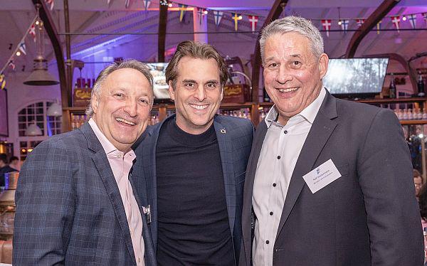 Gipfeltreffen der Hospitality-Branche im Europa-Park.
Thomas Mack (geschäftsführender Gesellschafter Europa-Park, Mitte) mit Jürgen Gangl (Erster Vorsitzender der HDV, links) und Rolf Westermann (Chefredakteur ahgz, rechts).
Foto: Europa-Park Gipfeltreffen der Hospitality-Branche im Europa-Park.
Thomas Mack (geschäftsführender Gesellschafter Europa-Park, Mitte) mit Jürgen Gangl (Erster Vorsitzender der HDV, links) und Rolf Westermann (Chefredakteur ahgz, rechts).
Foto: Europa-Park