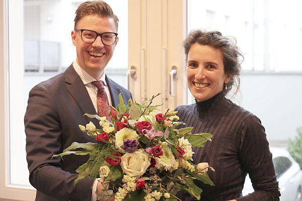 Wechsel bei den Grünen im Gemeinderat von Oberkirch.
Oberbürgermeister Gregor Bühler verabschiedete in der Gemeinderatssitzung Dorothee Bär aus dem Gremium. Mit einem Blumenstrauß und einem Gutschein dankte das Stadtoberhaupt ihr für das gezeigte Engagement in den vergangenen knapp drei Jahren.
Foto: Stadt Oberkirch - Ulrich Reich Wechsel bei den Grünen im Gemeinderat von Oberkirch.
Oberbürgermeister Gregor Bühler verabschiedete in der Gemeinderatssitzung Dorothee Bär aus dem Gremium. Mit einem Blumenstrauß und einem Gutschein dankte das Stadtoberhaupt ihr für das gezeigte Engagement in den vergangenen knapp drei Jahren.
Foto: Stadt Oberkirch - Ulrich Reich