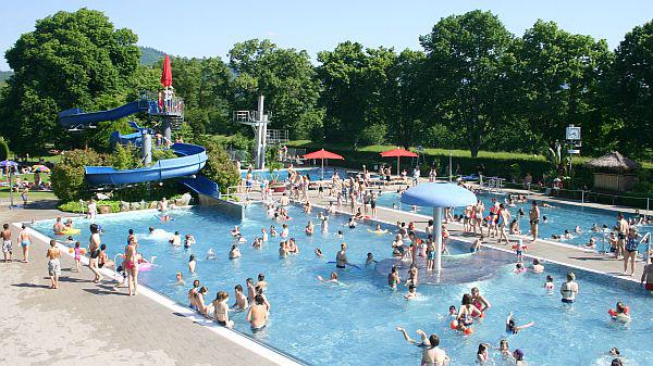 Ab 3. April: Dauerkarten für Freibad in Oberkirch erhältlich.
Die Freibadsaison startet in Oberkirch am 1. Mai. Bis einschließlich 29. April können vergünstigte Dauerkarten im Vorverkauf erworben werden. Mit Ausnahme der Familiendauerkarten können diese online unter tickettune.com/stadtoberkirch/eintritt erworben werden.
Archivbild: Stadt Oberkirch - Ulrich Reich
Ab 3. April: Dauerkarten für Freibad in Oberkirch erhältlich.
Die Freibadsaison startet in Oberkirch am 1. Mai. Bis einschließlich 29. April können vergünstigte Dauerkarten im Vorverkauf erworben werden. Mit Ausnahme der Familiendauerkarten können diese online unter tickettune.com/stadtoberkirch/eintritt erworben werden.
Archivbild: Stadt Oberkirch - Ulrich Reich