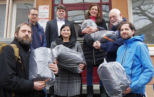 Pro Caritate e.V. spendete für wohnungslose Menschen in Freiburg.
Von links: Gast der Pflasterstub´, Willibert Bongartz (Leiter Pflasterstub´), Frank Barrois
(Vorstand Caritasverband), Susanne Beyerdorf (Vorstand Pro Caritate), Jörg Kandzia (Vorstand Pro Caritate), Marc Cordes (Mitarbeiter Pflasterstub´); in der Mitte: Beatrix Pfeifer (Abteilungsleiterin Caritasverband).
Foto: Caritasverband Freiburg-Stadt e.V. Pro Caritate e.V. spendete für wohnungslose Menschen in Freiburg.
Von links: Gast der Pflasterstub´, Willibert Bongartz (Leiter Pflasterstub´), Frank Barrois
(Vorstand Caritasverband), Susanne Beyerdorf (Vorstand Pro Caritate), Jörg Kandzia (Vorstand Pro Caritate), Marc Cordes (Mitarbeiter Pflasterstub´); in der Mitte: Beatrix Pfeifer (Abteilungsleiterin Caritasverband).
Foto: Caritasverband Freiburg-Stadt e.V.