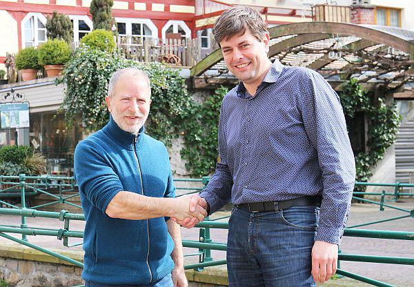 Stadt Oberkirch: Projekt „Kurzzeitunterbringung Renchtal“ geht an den Start.
Carmelo Scalisi vom Caritasverband Acher-Renchtal sowie Dirk Kapp von der Stadt Oberkirch freuen sich über den Start des Projekts „Kurzzeitunterbringung Renchtal“. Schnell und unkompliziert wird Frauen in Not geholfen.
Foto: Stadt Oberkirch - Ulrich Reich
Stadt Oberkirch: Projekt „Kurzzeitunterbringung Renchtal“ geht an den Start.
Carmelo Scalisi vom Caritasverband Acher-Renchtal sowie Dirk Kapp von der Stadt Oberkirch freuen sich über den Start des Projekts „Kurzzeitunterbringung Renchtal“. Schnell und unkompliziert wird Frauen in Not geholfen.
Foto: Stadt Oberkirch - Ulrich Reich
