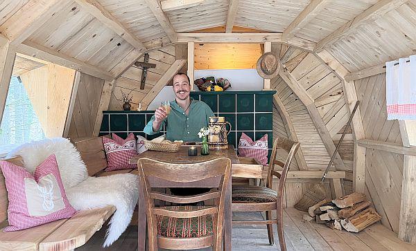 Originellste Schwarzwald-Stuben wurden prämiert.
Belegte beim Ausbauwettbewerb den ersten Platz: Ludwig Buchholz aus Mühlenbach.
Foto: Hochschwarzwald Tourismus GmbH - Ludwig Buchholz Originellste Schwarzwald-Stuben wurden prämiert.
Belegte beim Ausbauwettbewerb den ersten Platz: Ludwig Buchholz aus Mühlenbach.
Foto: Hochschwarzwald Tourismus GmbH - Ludwig Buchholz