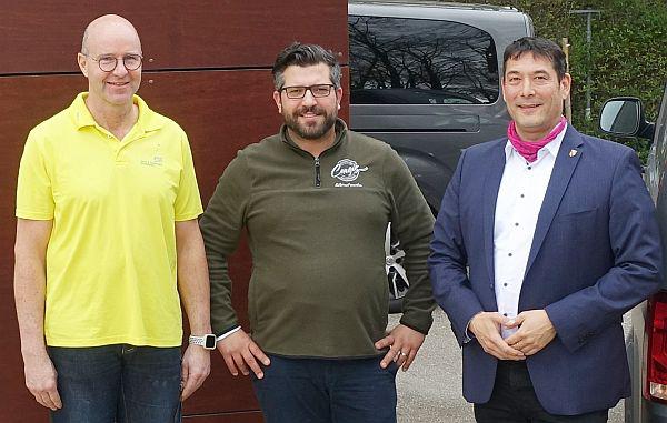 Cengiz Schwimmbadgastronomie bewirtet Badegäste im MACH‘ BLAU in Denzlingen.
Von links: Marcus Kleint (Betriebsleiter Sport & Familienbad MACH‘ BLAU), Bora Cengiz (Geschäftsführer Cengiz Schwimmbadgastronomie) und Bürgermeister Markus Hollemann.
Foto: Gemeinde Denzlingen Cengiz Schwimmbadgastronomie bewirtet Badegäste im MACH‘ BLAU in Denzlingen.
Von links: Marcus Kleint (Betriebsleiter Sport & Familienbad MACH‘ BLAU), Bora Cengiz (Geschäftsführer Cengiz Schwimmbadgastronomie) und Bürgermeister Markus Hollemann.
Foto: Gemeinde Denzlingen