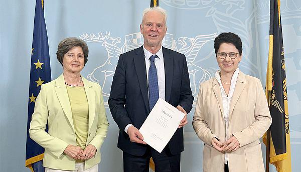 Winfried Stephan (Präsident des Sozialgerichts Freiburg) tritt in Ruhestand.
Von links: Bettina Seidel (Vizepräsidentin des Landessozialgerichts), Winfried Stephan (Präsident des Sozialgerichts Freiburg) und Marion Gentges (Ministerin der Justiz und für Migration).

Foto: Ministerium der Justiz und für Migration Baden-Württemberg