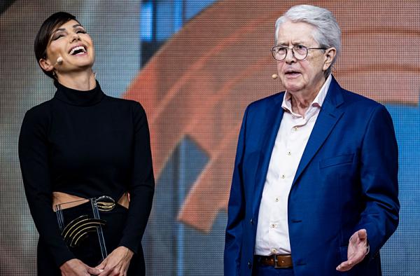 RADIO REGENBOGEN Ehrenaward Preisträger Frank Elstner mit Laudatorin Nazan Eckes
Foto: RADIO REGENBOGEN RADIO REGENBOGEN Ehrenaward Preisträger Frank Elstner mit Laudatorin Nazan Eckes
Foto: RADIO REGENBOGEN