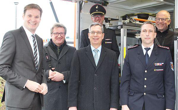 Wechsellader-Konzept der Feuerwehren Emmendingen und Waldkirch vorgestellt.
Vorstellung des Wechselladerkonzepts und Übergabe des Arollbehälters Atemschutz (von links): Yannick Bury (Bundestagsabgeordneter des CDU-Kreisverbands Emmendingen), Michael Dorner (Dezernent Recht und Sicherheit, Stadt Waldkirch), Landrat Hanno Hurth, Kreisbrandmeister Christian Leiberich, Alwin Schlegel (Feuerwehr Emmendingen) und Kreisrat Alexander Kauz.
Foto: Landratsamt Emmendingen - Katharina Schwitzer Wechsellader-Konzept der Feuerwehren Emmendingen und Waldkirch vorgestellt.
Vorstellung des Wechselladerkonzepts und Übergabe des Arollbehälters Atemschutz (von links): Yannick Bury (Bundestagsabgeordneter des CDU-Kreisverbands Emmendingen), Michael Dorner (Dezernent Recht und Sicherheit, Stadt Waldkirch), Landrat Hanno Hurth, Kreisbrandmeister Christian Leiberich, Alwin Schlegel (Feuerwehr Emmendingen) und Kreisrat Alexander Kauz.
Foto: Landratsamt Emmendingen - Katharina Schwitzer