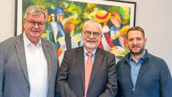 Kenzinger Seniorenbeirat leitet Maßnahmen aus der Bürgerbefragung 50+ ab
Von links: Bürgermeister Matthias Guderjan, Seniorenbeauftragter Hanns-Heinrich Schneider, Fachbereichsleiter Stefan Benker.
Foto: Jens Glade / Internetzeitung REGIOTRENDS Kenzinger Seniorenbeirat leitet Maßnahmen aus der Bürgerbefragung 50+ ab
Von links: Bürgermeister Matthias Guderjan, Seniorenbeauftragter Hanns-Heinrich Schneider, Fachbereichsleiter Stefan Benker.
Foto: Jens Glade / Internetzeitung REGIOTRENDS